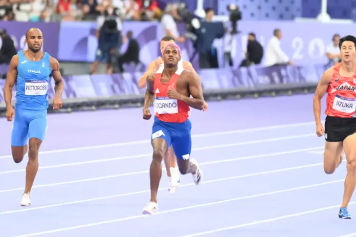 66b11e27e6345_alexander-ogando-clasifica-a-semifinales-de-los-200-metros-en-paris-2024-1-1536x1022.jpg
