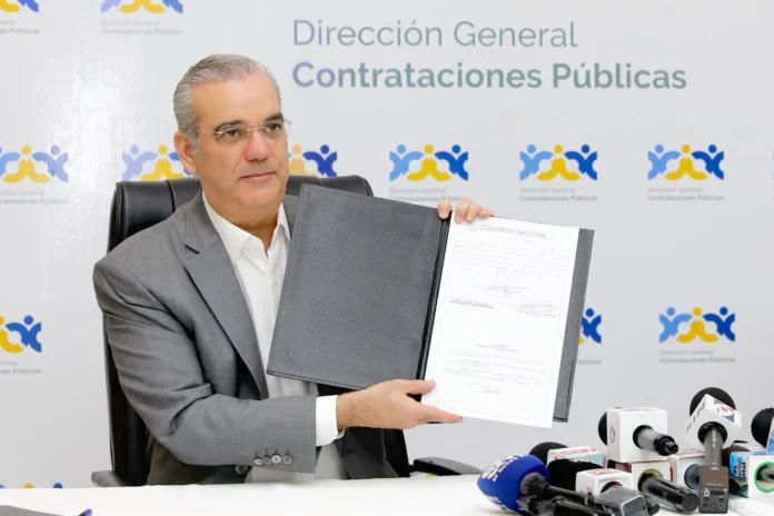 Abinader-promulga-la-nueva-Ley-47-25-de-Contrataciones-Publicas-scaled
