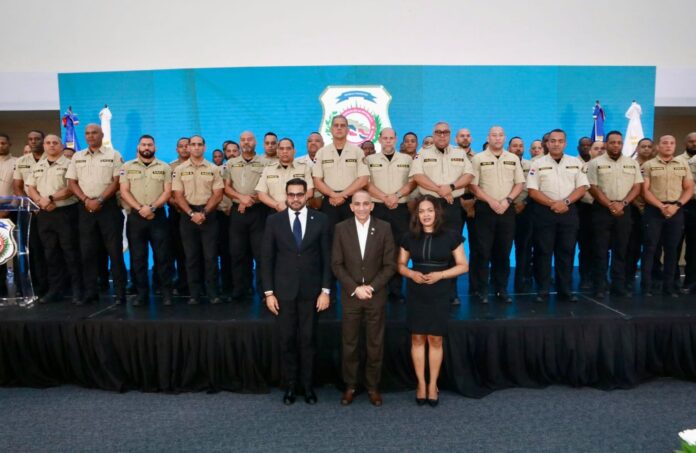 Al-centro-Amauri-Martinez-Jose-Manuel-Cabrera-Ulloa-y-Kenya-Romero-junto-a-personal-de-la-DNCD