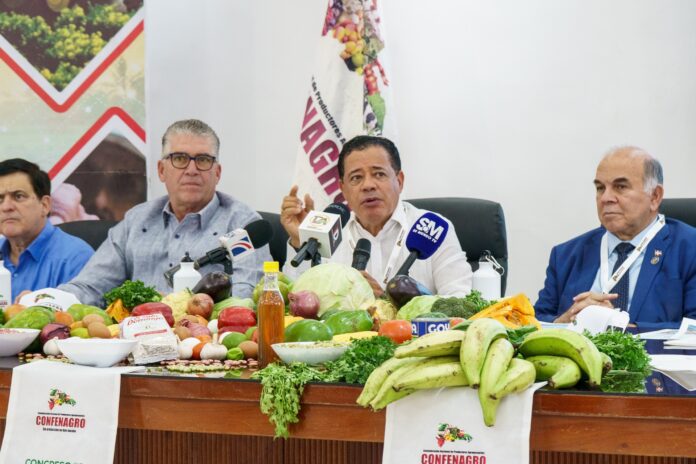Dirigentes-de-CONFENAGRO-en-rueda-de-prensa-junto-al-dirigente-politico-Pelegrin-Castillo