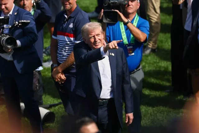 Donald-Trump-senalando