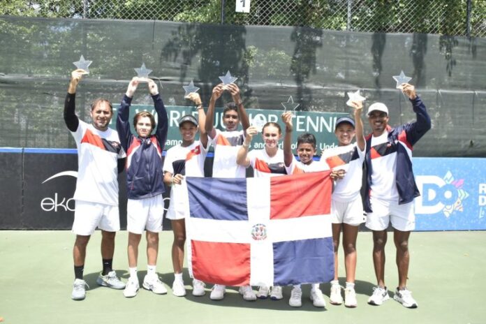 Equipos-de-Republica-Dominicana-de-ambas-que-ganaron-el-evento-junto-a-sus-capitanes-768x512