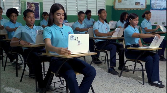 Estudiantes-al-recibir-Educacion-vial-Foto-Minerd-1