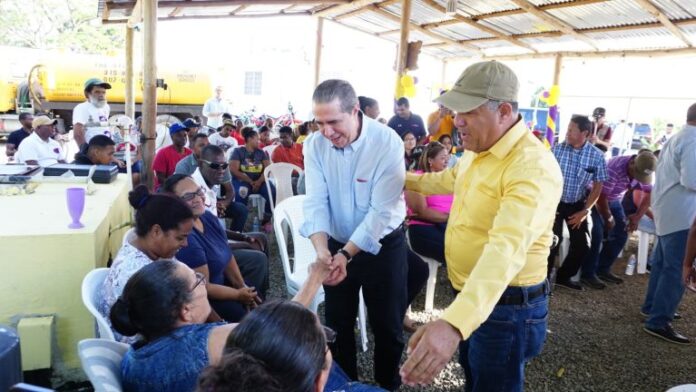 Francisco-Javier-Garcia-junto-a-personalidades-Foto-Fuente-externa-768x432