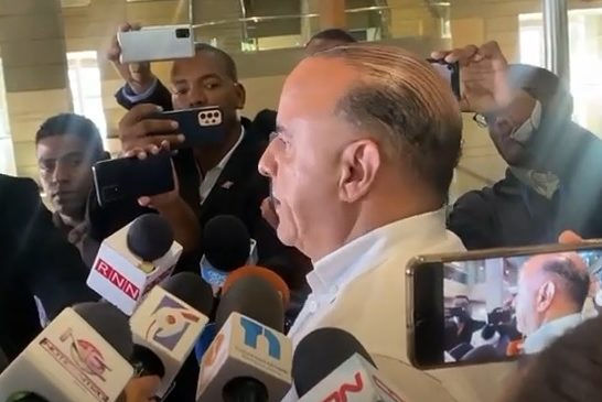 Micky-Lopez-mientras-hablaba-con-periodistas-tras-acudir-este-lunes-a-la-sede-de-la-Procuraduria-a-donde-fue-citado-e1774996245275