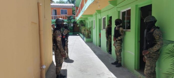 Militares-al-intervenir-hotel-de-Montecristi-Foto-Fuente-externa-768x346