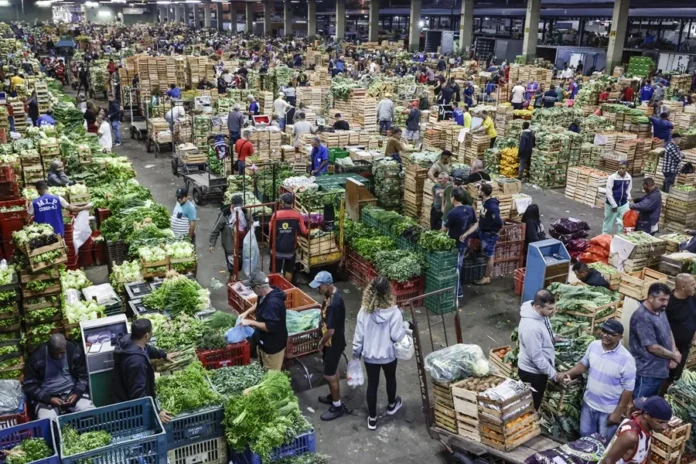 Personas-trabajan-en-la-Central-de-Abastecimiento-Ceasa-en-Rio-de-Janeiro-Brasil.-EFE-Andre-Coelho
