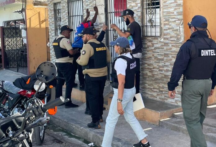 Policias-durante-un-operativo-en-Higuey