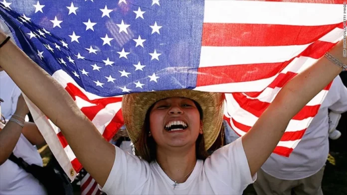 cnne-242475-migrante-bandera-us-1024x576