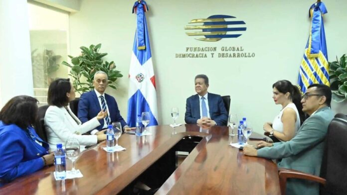 leonel-fernandez-y-carla-gutierrez-abordan-integracion-regional-67c0d669-focus-0-0-896-504