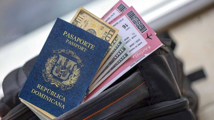 maleta-dinero-y-pasaporte-a8f4594e-focus-0-0-896-504