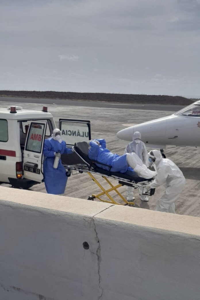Evacúan a tres pacientes sospechosos de hantavirus del crucero anclado en la costa de Cabo Verde