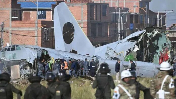 robo-de-billetes-en-bolivia-tras-accidente-de-avion-militar-a6dbd5d3-focus-0-0-896-504
