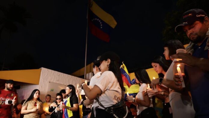venezolanos-realizan-vigilia-frente-al-consulado_1-focus-0-0-896-504
